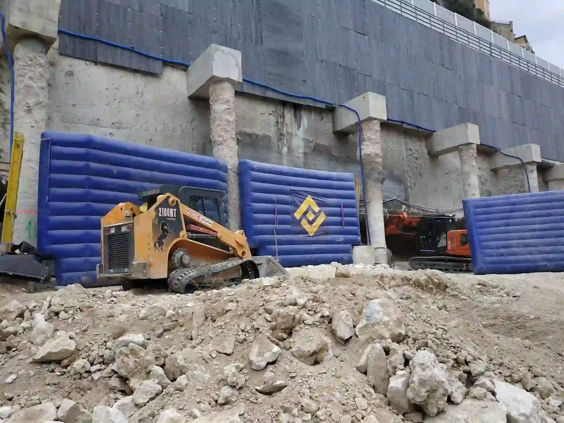 Trois murs anti-bruits gonflables pour la réduction sonore sur un chantier BTP à Monaco