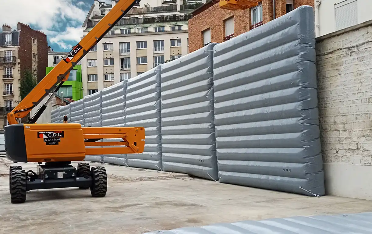 Mur de bâches acoustiques gonflables posées sur un chantier pour insonorisation de machines