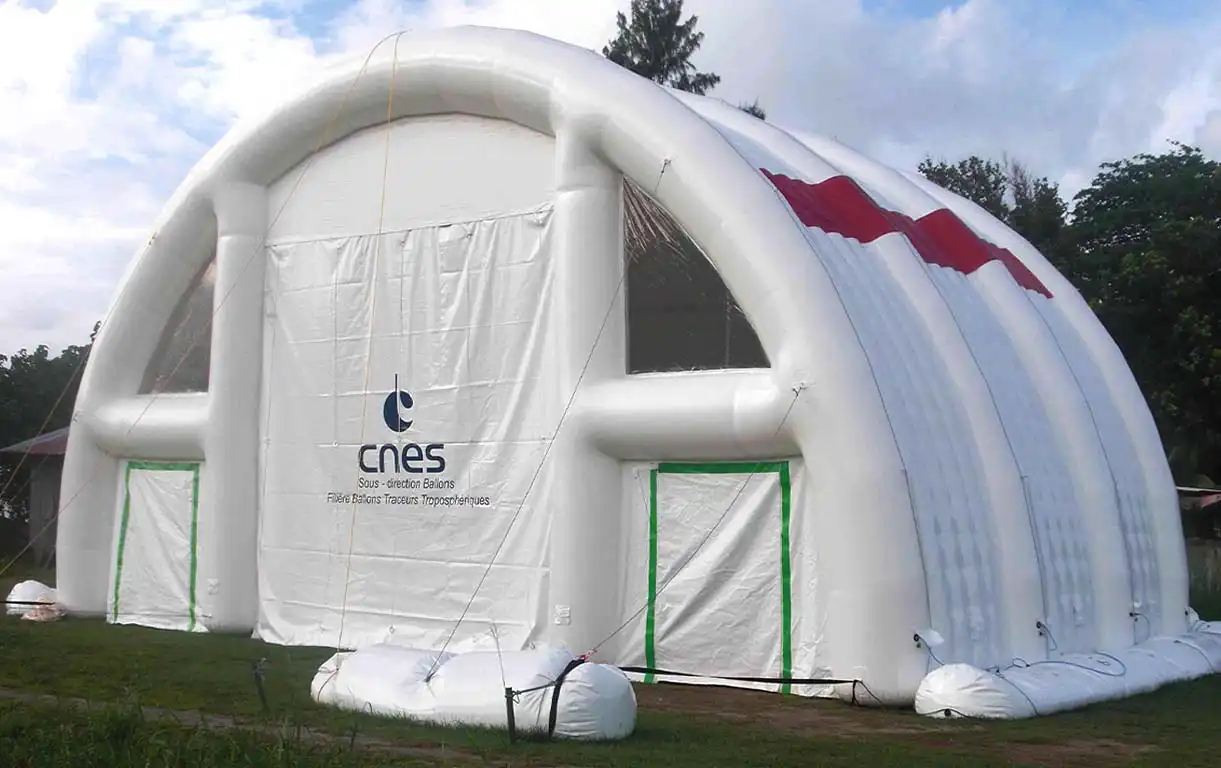 Hangar gonflable blanc pour stockage de matériel météorologique avec logo CNES