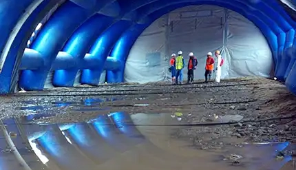 Une structure gonflable bleue avec ingénieurs pour dépollution et désamiantage