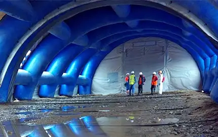 Une structure gonflable bleue avec ingénieurs pour dépollution et désamiantage